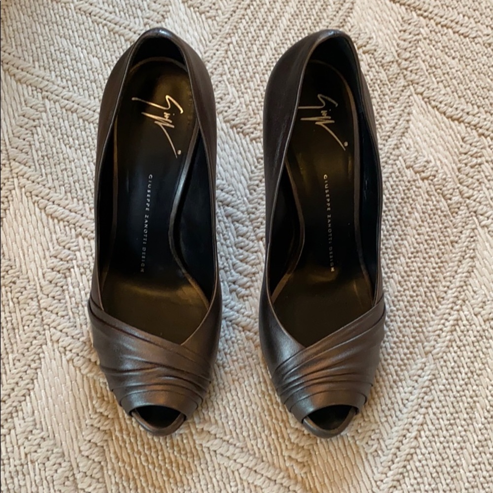 Authentic Giuseppe Zanotti peep toe pumps / heels